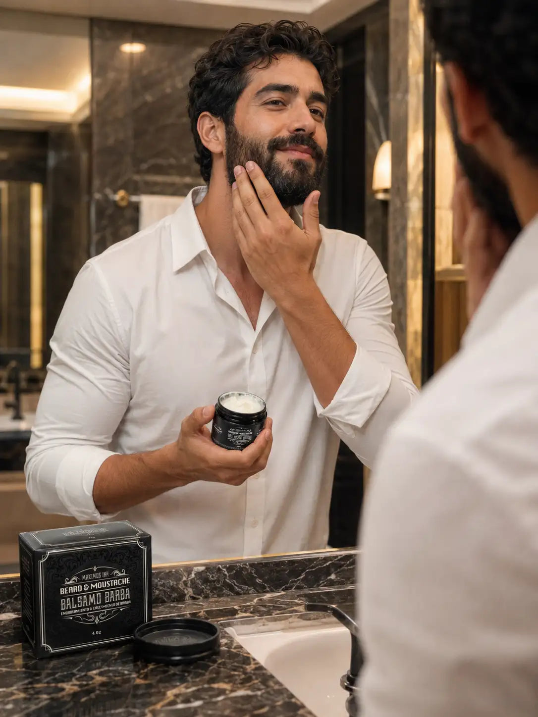 Hombre en el baño aplicando el bálsamo en su barba