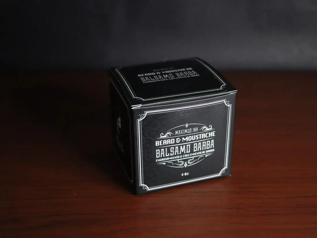 Caja del bálsamo Beard & Moustache de Maximus sobre una mesa de madera